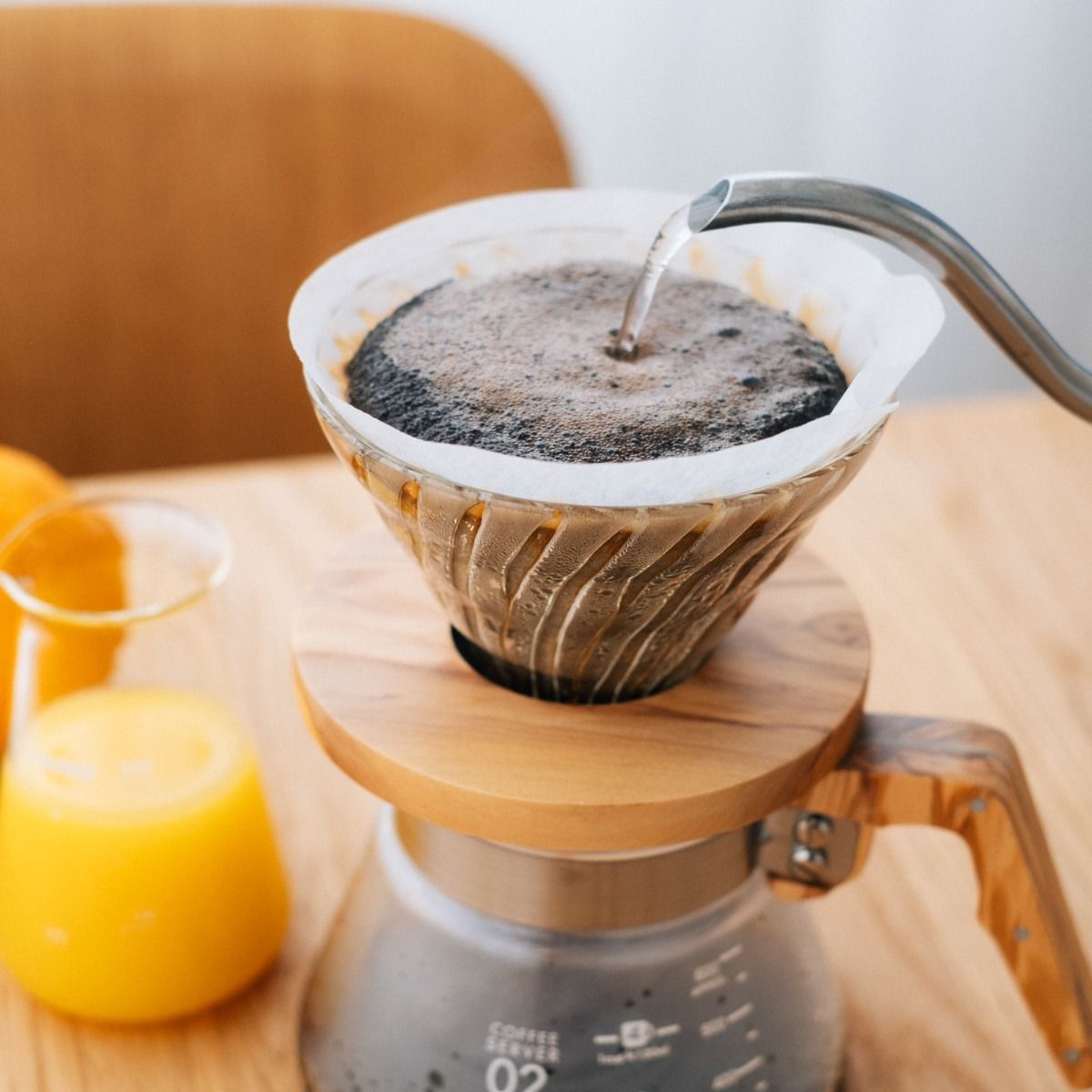 Hario V60 Glass Dripper Olive Wood 01