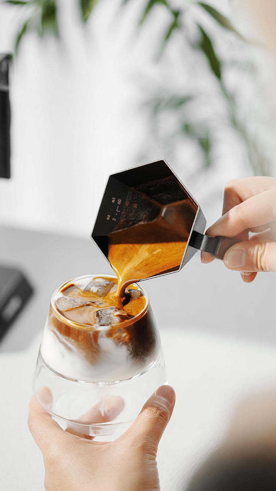 MHW-3BOMBER Prism Measuring Cup - Silver